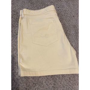 Women Levi pale yellow shorts sz 16